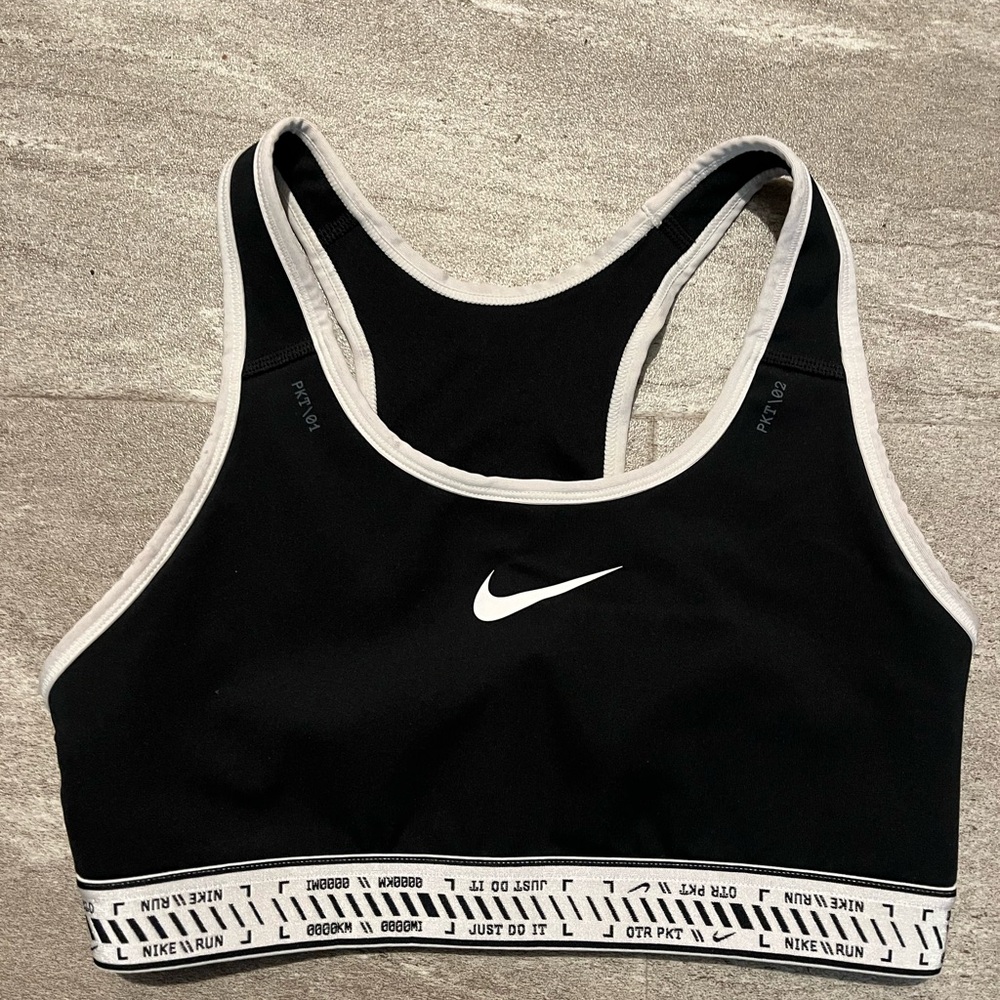Nike Swoosh Pocket Sports Bra